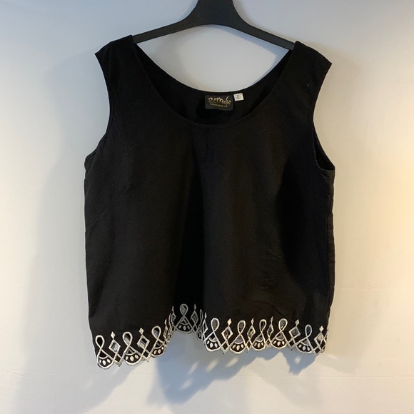 Bob Mackie Tops - 👉🏼LAST CHANCE 👈🏼 
Bob Mackie Wearable Art XL tank